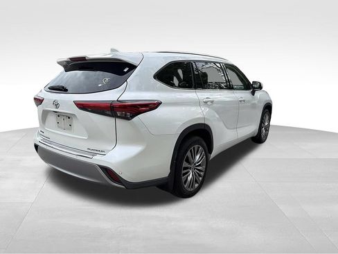 Used 2021 Toyota Highlander Platinum FWD image 4