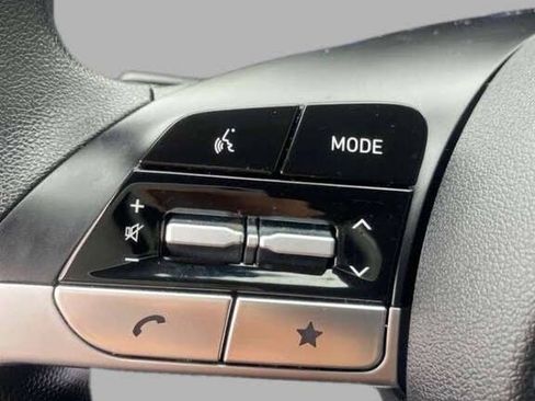 Used 2025 Hyundai Elantra SE image 16