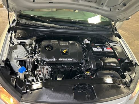 Used 2017 Hyundai Elantra SE image 46