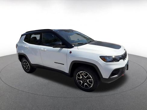 Used 2025 Jeep Compass Trailhawk AWD/4WD image 2