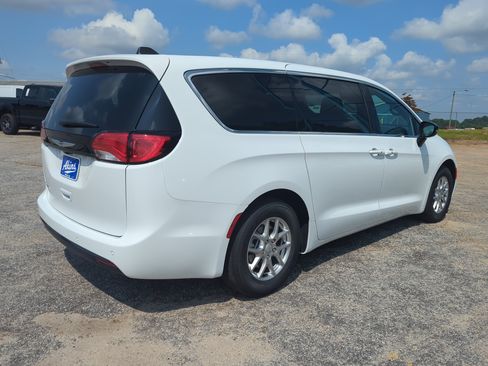 New 2027 Chrysler Pacifica LX FWD image 3