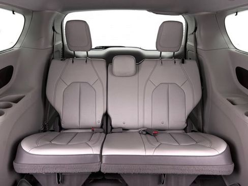 Used 2018 Chrysler Pacifica Touring-L w/ Premium Audio Group FWD image 18