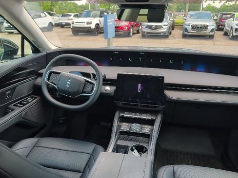 Used 2026 Lincoln Nautilus Premier AWD/4WD image 13