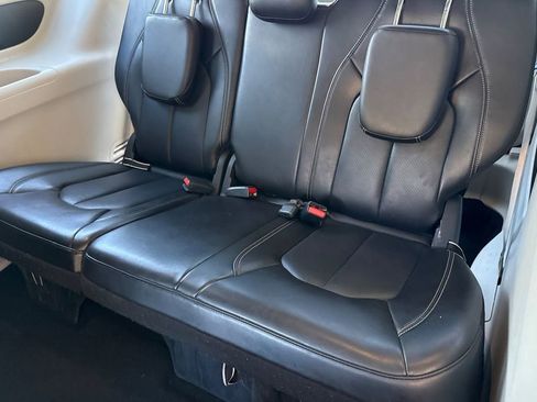 Used 2024 Chrysler Pacifica Touring-L image 23
