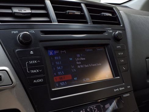 Used 2014 Toyota Prius V Three image 7