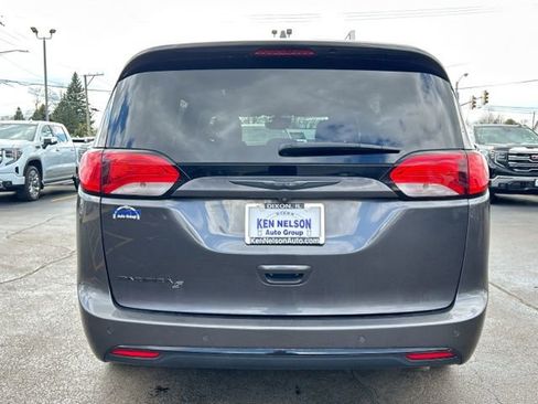 Used 2018 Chrysler Pacifica Touring-L w/ Advanced Safetytec Group FWD image 8