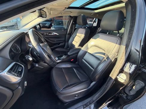 Used 2018 INFINITI QX30 Premium w/ Navigation Package AWD/4WD image 10