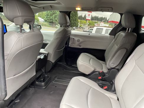 Certified 2025 Toyota Sienna XLE FWD image 13