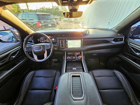 Used 2022 GMC Yukon XL Denali w/ Denali Premium Package image 9