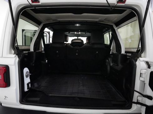 Used 2019 Jeep Wrangler Unlimited Sahara AWD/4WD image 10