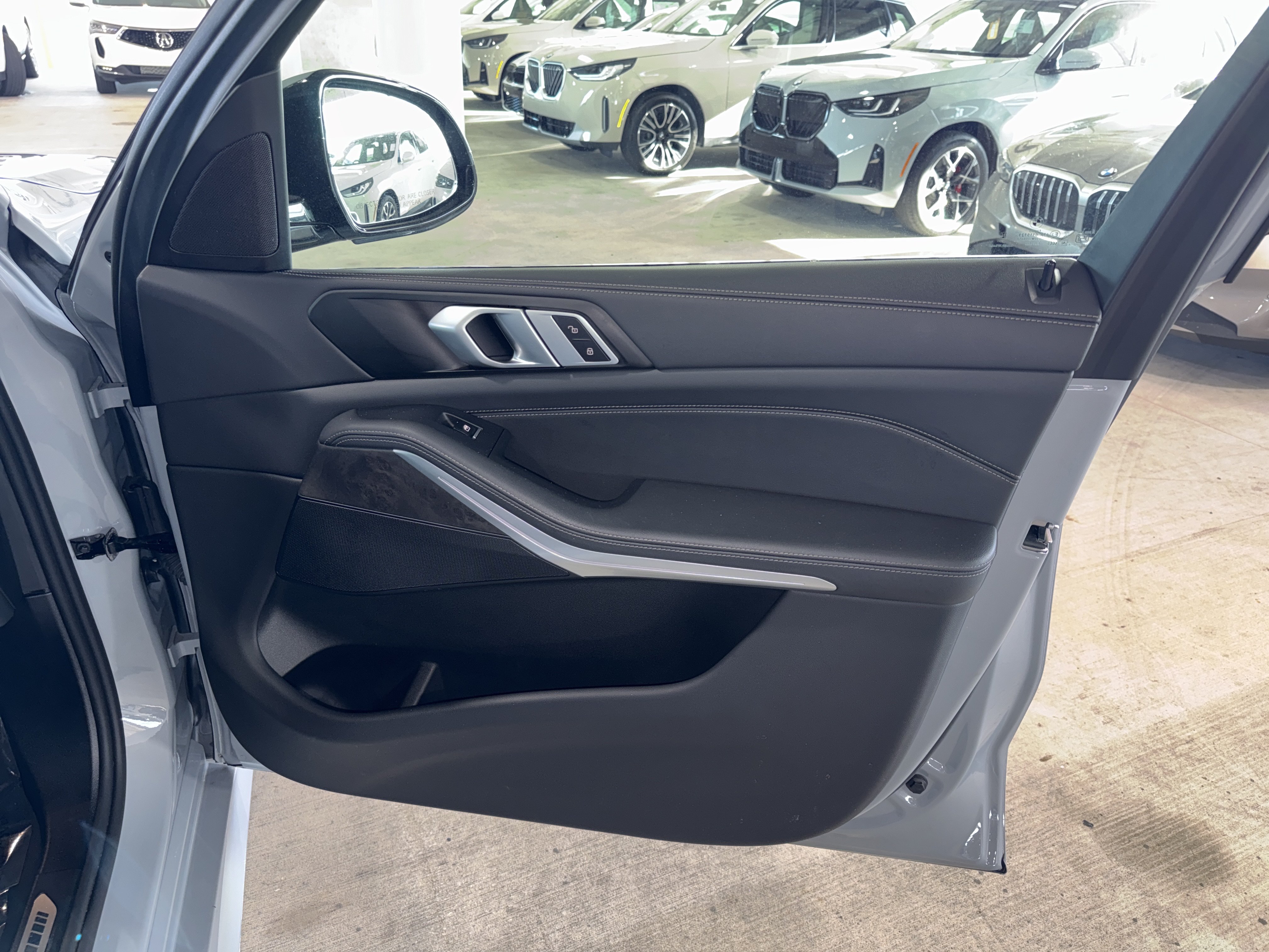 Used 2025 BMW X5 xDrive40i w/ M Sport Package AWD/4WD image 9