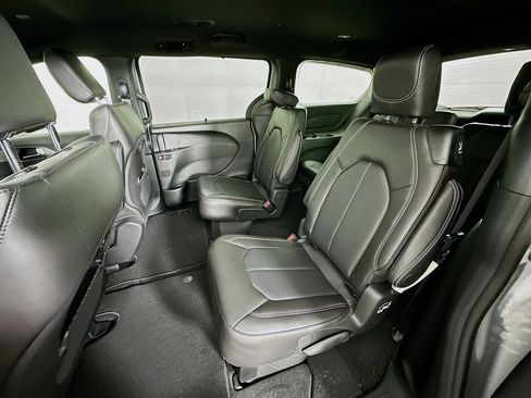 New 2026 Chrysler Pacifica Select w/ S Appearance Package FWD image 30