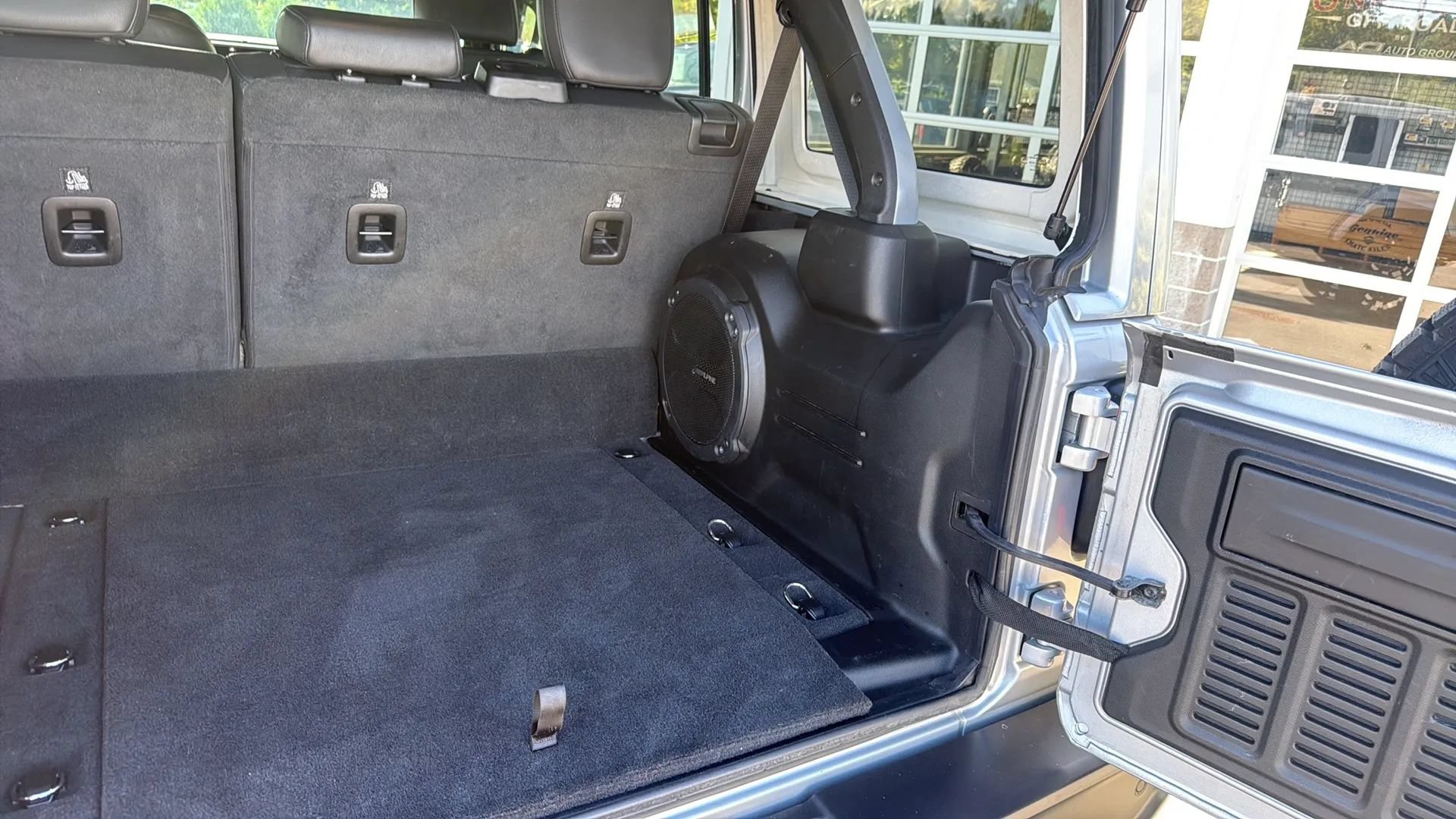 Used 2024 Jeep Wrangler Unlimited Sahara w/ Technology Group AWD/4WD image 38