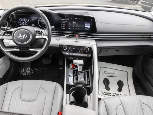 Certified 2025 Hyundai Elantra Limited FWD image 33
