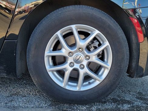 Used 2024 Chrysler Pacifica Touring-L image 4