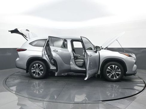 Used 2024 Toyota Highlander XLE FWD image 35
