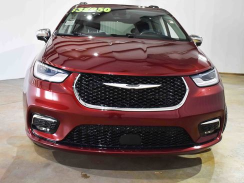 Used 2023 Chrysler Pacifica Limited w/ Trailer Tow Group image 4