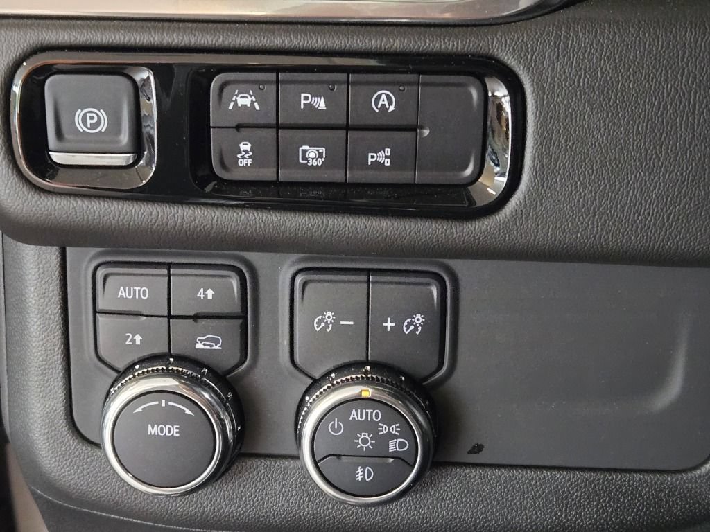 Used 2025 GMC Yukon Denali AWD/4WD image 26