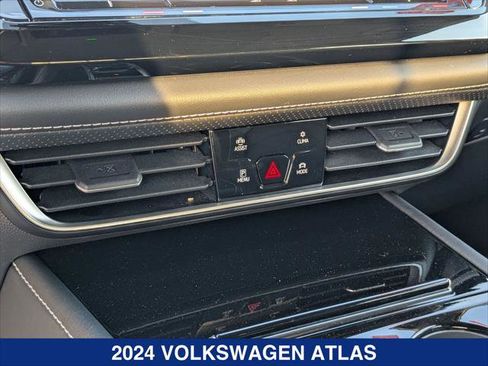 Certified 2024 Volkswagen Atlas SE w/ Panoramic Sunroof Package image 17