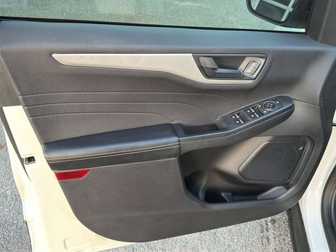 Used 2022 Ford Escape SE w/ SE Sport Appearance Package FWD image 16