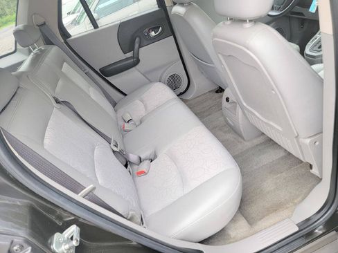 Used 2004 Saturn Vue 2WD V6 w/ Safe & Sound Pkg image 16