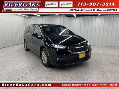Used 2025 Chrysler Pacifica Select