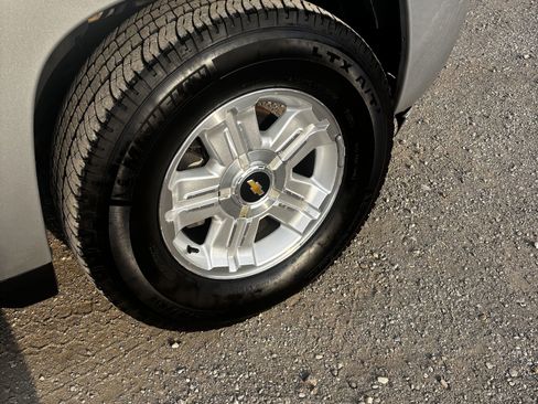 Used 2014 Chevrolet Suburban LT image 16