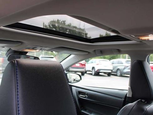 Used 2019 Toyota Corolla SE w/ SE Premium Package FWD image 9