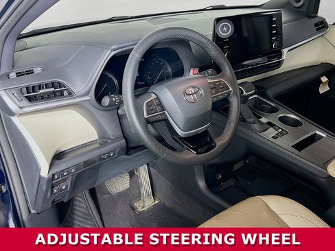 Used 2023 Toyota Sienna Limited image 7