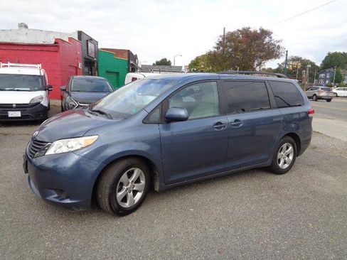 Used 2014 Toyota Sienna LE image 3