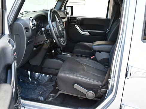 Used 2016 Jeep Wrangler Unlimited Rubicon w/ Connectivity Group AWD/4WD image 41