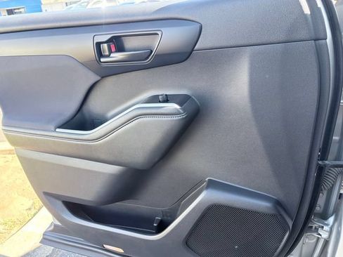 Used 2021 Toyota Highlander LE FWD image 14