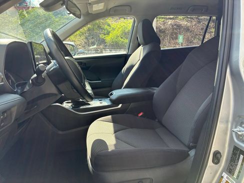 Used 2025 Toyota Highlander LE FWD image 21