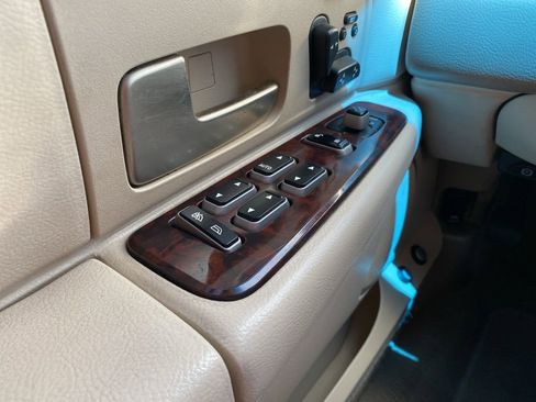 Used 2008 Lincoln Town Car Signature Limited RWD image 24