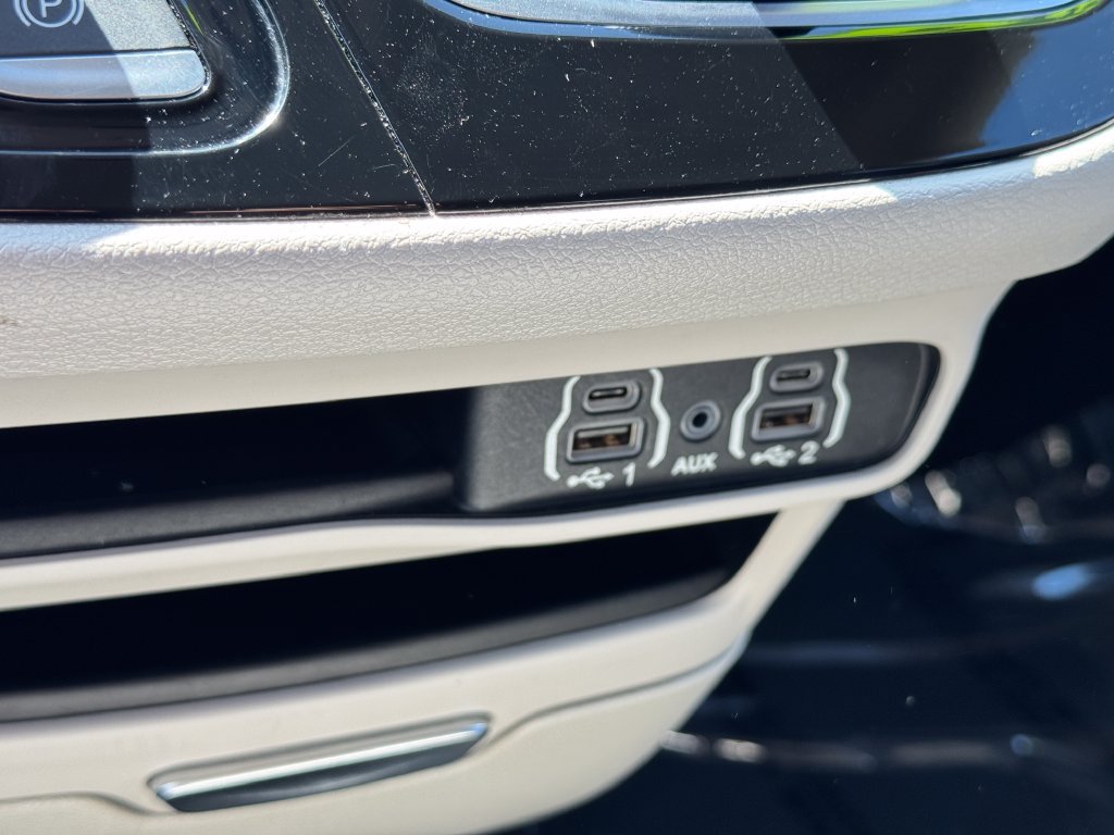 Used 2023 Chrysler Pacifica Touring-L FWD image 28