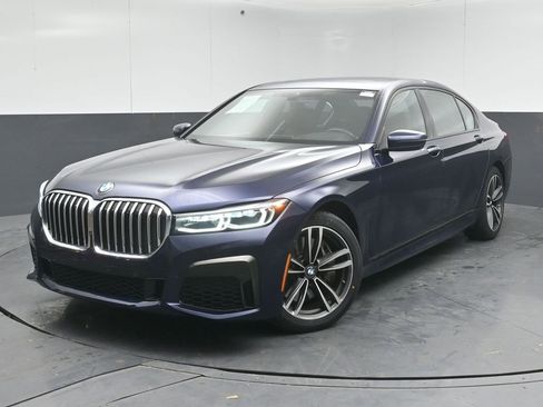 Used 2022 BMW 750i xDrive w/ Luxury Rear Seating Package image 3