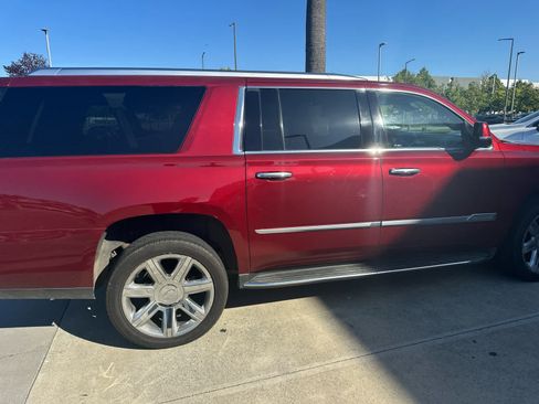 Used 2017 Cadillac Escalade ESV Luxury AWD/4WD image 4