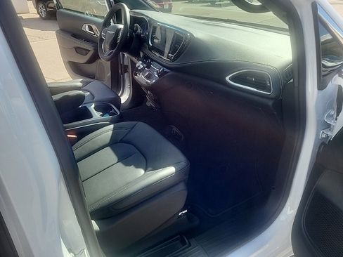 New 2026 Chrysler Pacifica Select image 20