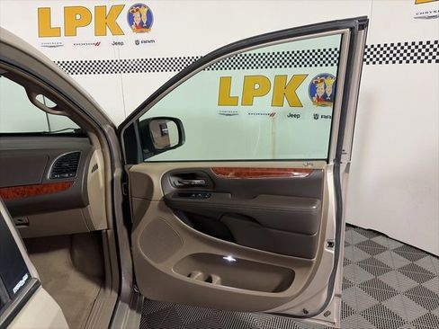 Used 2013 Chrysler Town & Country Touring image 14