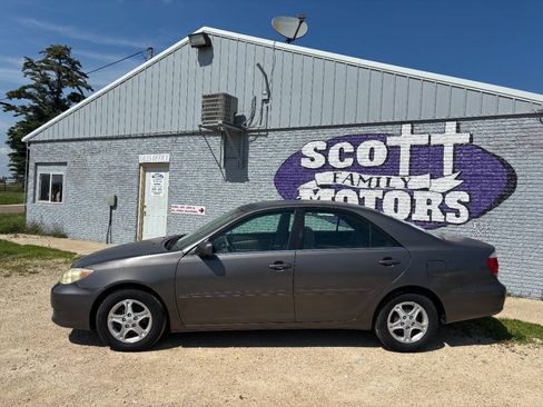 Used 2005 Toyota Camry LE FWD image 1
