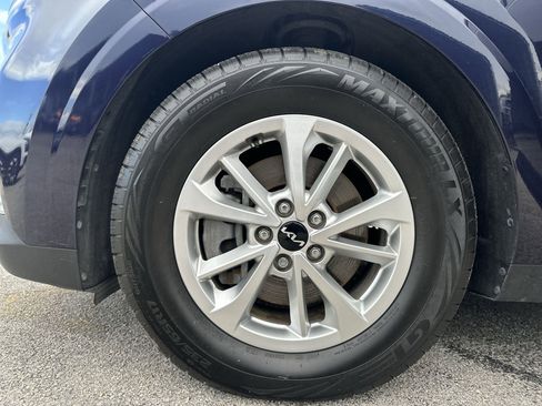 Used 2024 Kia Carnival LX FWD image 18