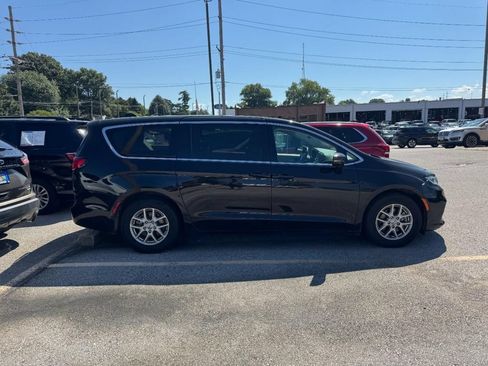 Used 2024 Chrysler Pacifica Touring-L FWD image 10