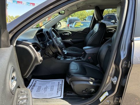 Used 2019 Jeep Cherokee Latitude Plus w/ Comfort/Convenience Group AWD/4WD image 3