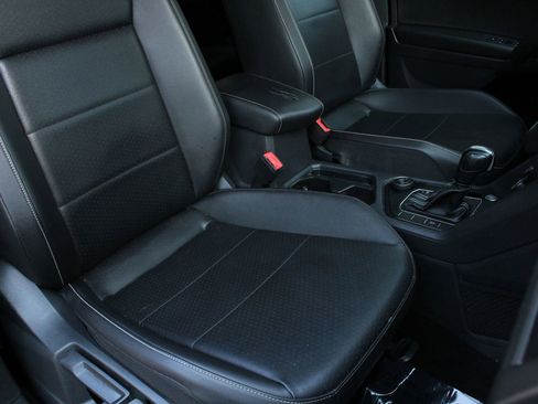 Used 2021 Volkswagen Tiguan SE image 38