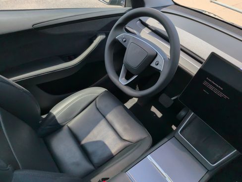 Used 2026 Tesla Model Y AWD image 31