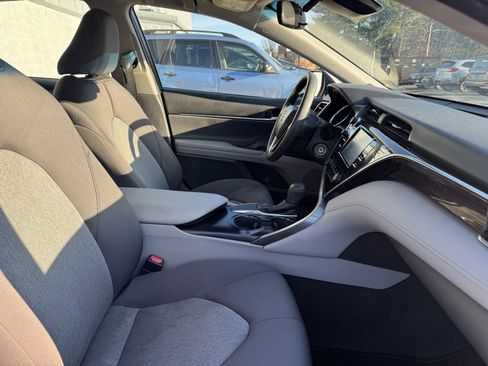 Used 2018 Toyota Camry LE image 10