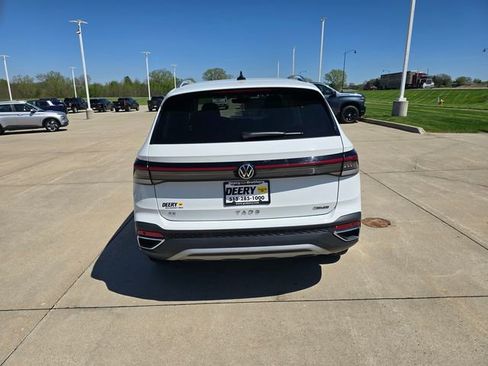 Used 2025 Volkswagen Taos SE AWD/4WD image 12