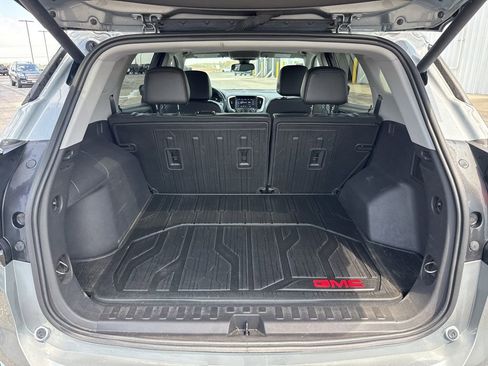 Used 2024 GMC Terrain SLT w/ Infotainment Package II image 9