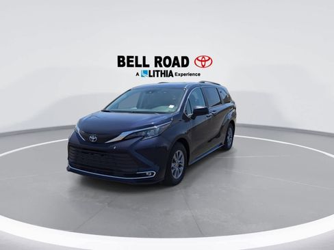 Used 2024 Toyota Sienna XLE FWD image 3