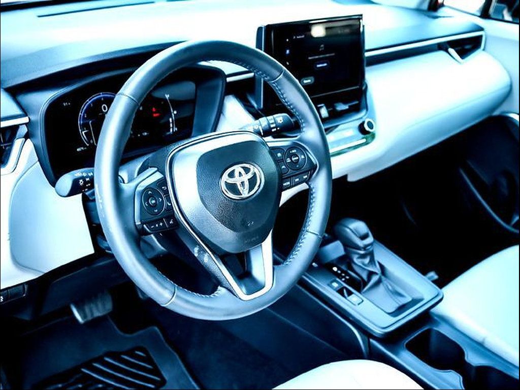 Used 2026 Toyota Corolla Cross LE w/ Moonroof Package FWD image 9